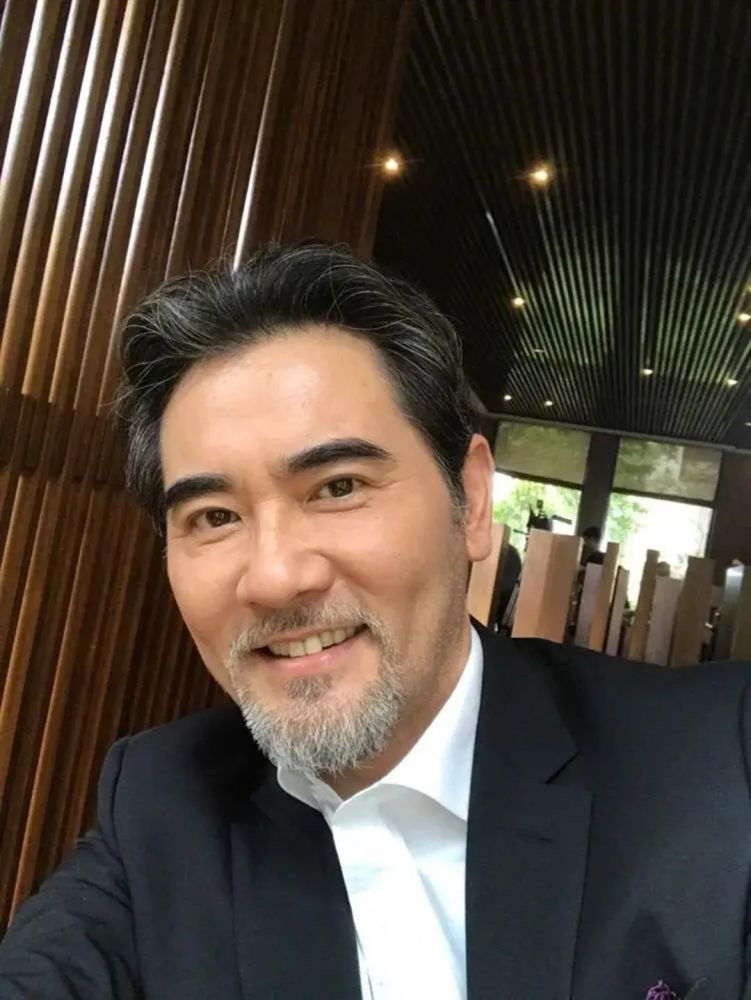 22位昔日男神白发照,李亚鹏秃顶,梁朝伟老得最自然_腾讯新闻