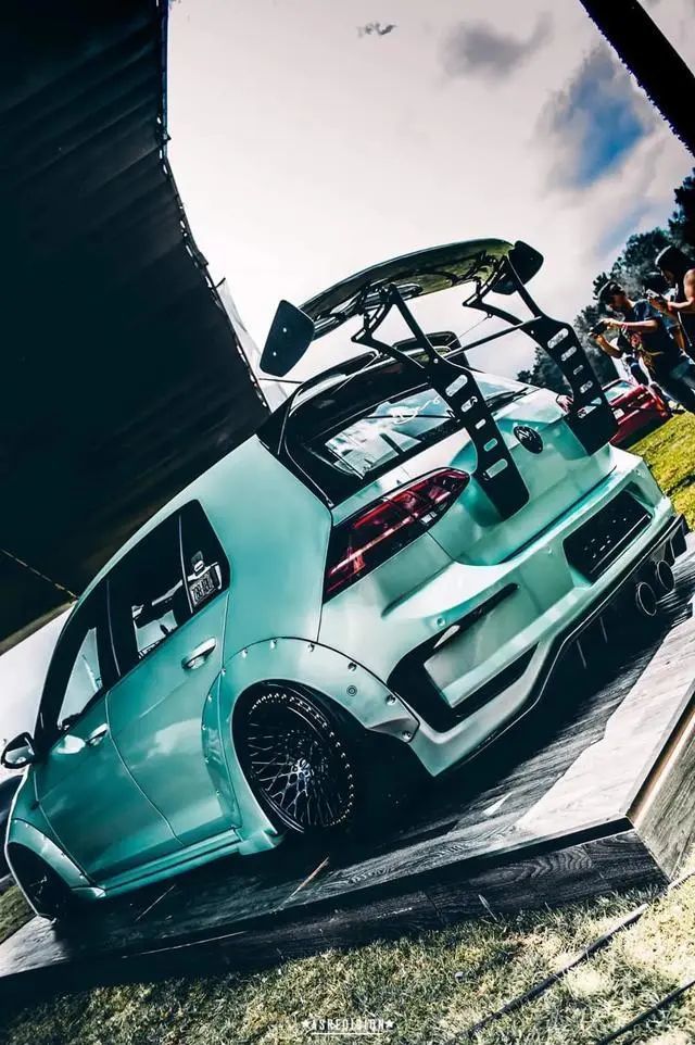 r400套件宽体低趴,这高尔夫7改装够夸张的!_腾讯新闻