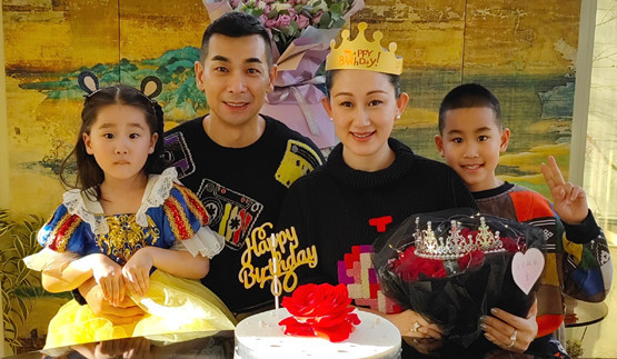 赵文卓一家四口赶机,夫妻轮流牵儿子好宠溺,小女儿坐地上无人管_腾讯