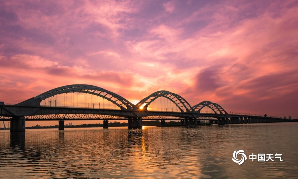 哈尔滨松花江畔现多彩晚霞将夏日的天空映衬得更加绚烂