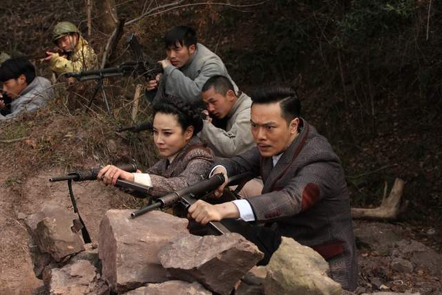 在《黎明破晓前》这部剧中,肖万长经历了从义匪到商贾的重大转变:因