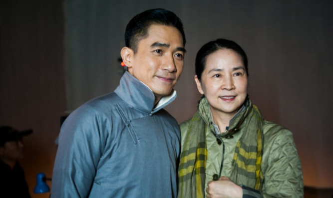 被"林凤娇"惊艳到了,穿衣低调却时髦,与林青霞同框气质也不输插图14