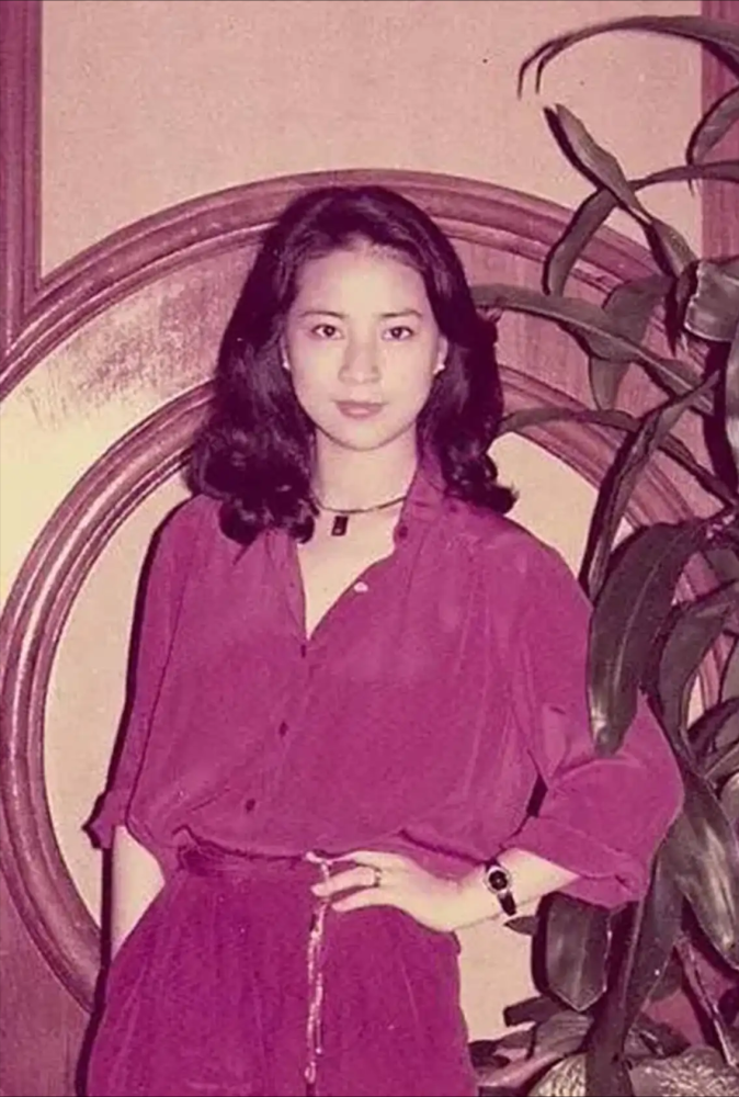 被"林凤娇"惊艳到了,穿衣低调却时髦,与林青霞同框气质也不输插图13