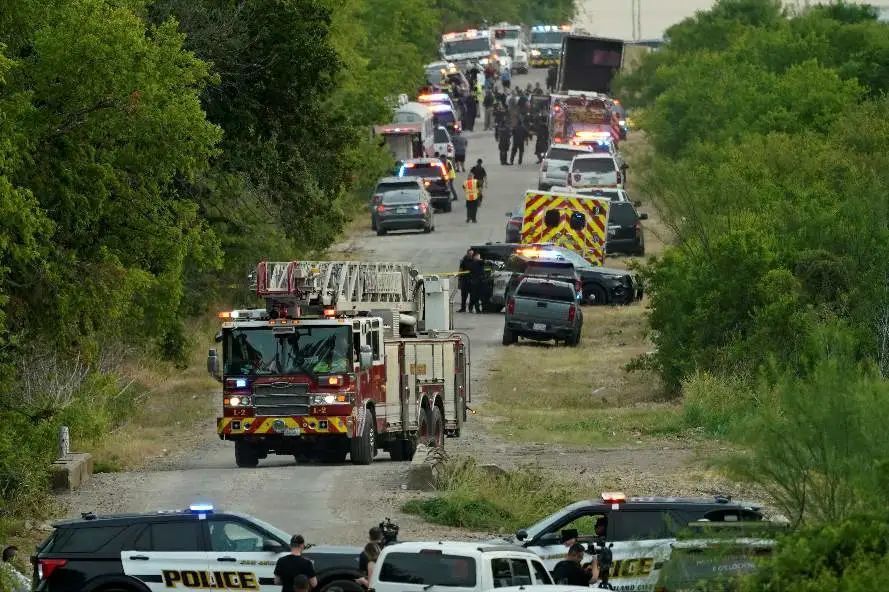 美媒：得州货车惨案已51死，移民曾被撒上调料以遮盖气味