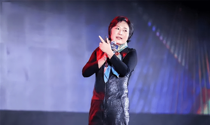 地产一姐龙湖集团吴亚军从记者到女首富她是怎样创富的