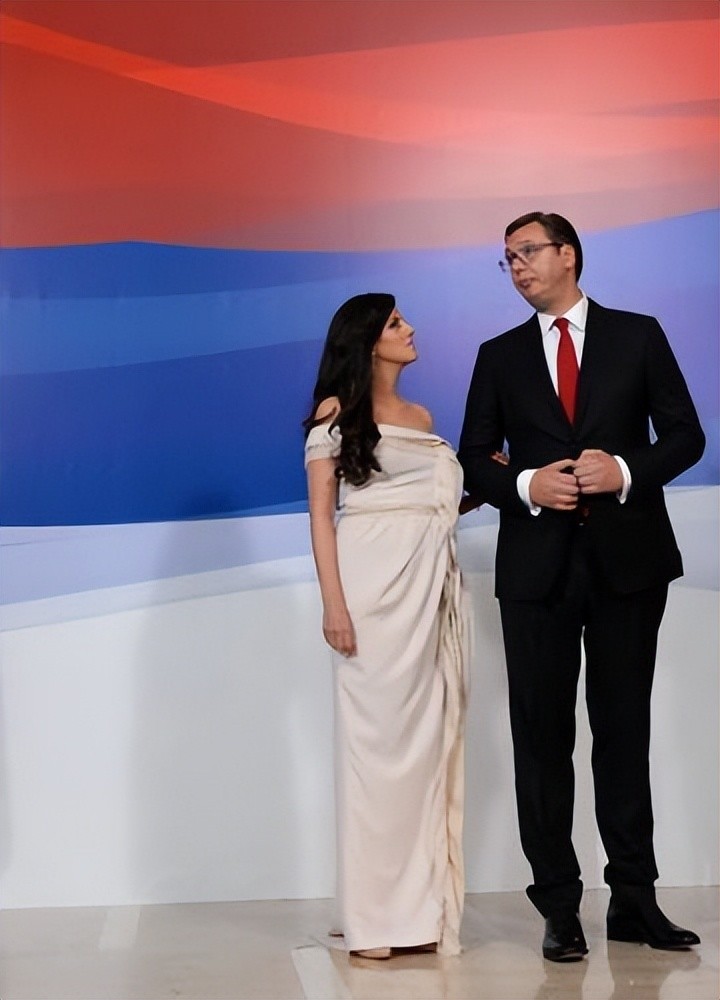 武契奇罕见带娇妻亮相!