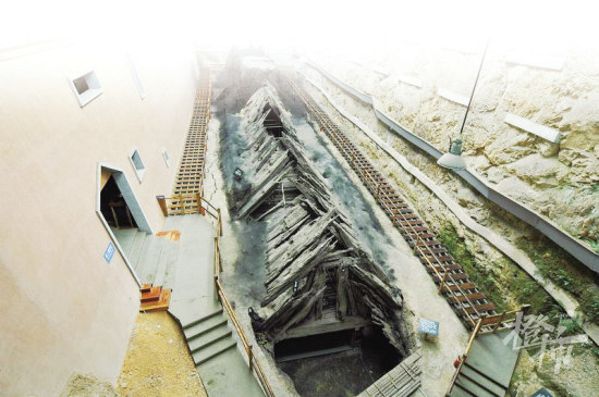 "这个深入地下30米的巨大墓穴,就是越王勾践父亲的陵墓——印山大墓.