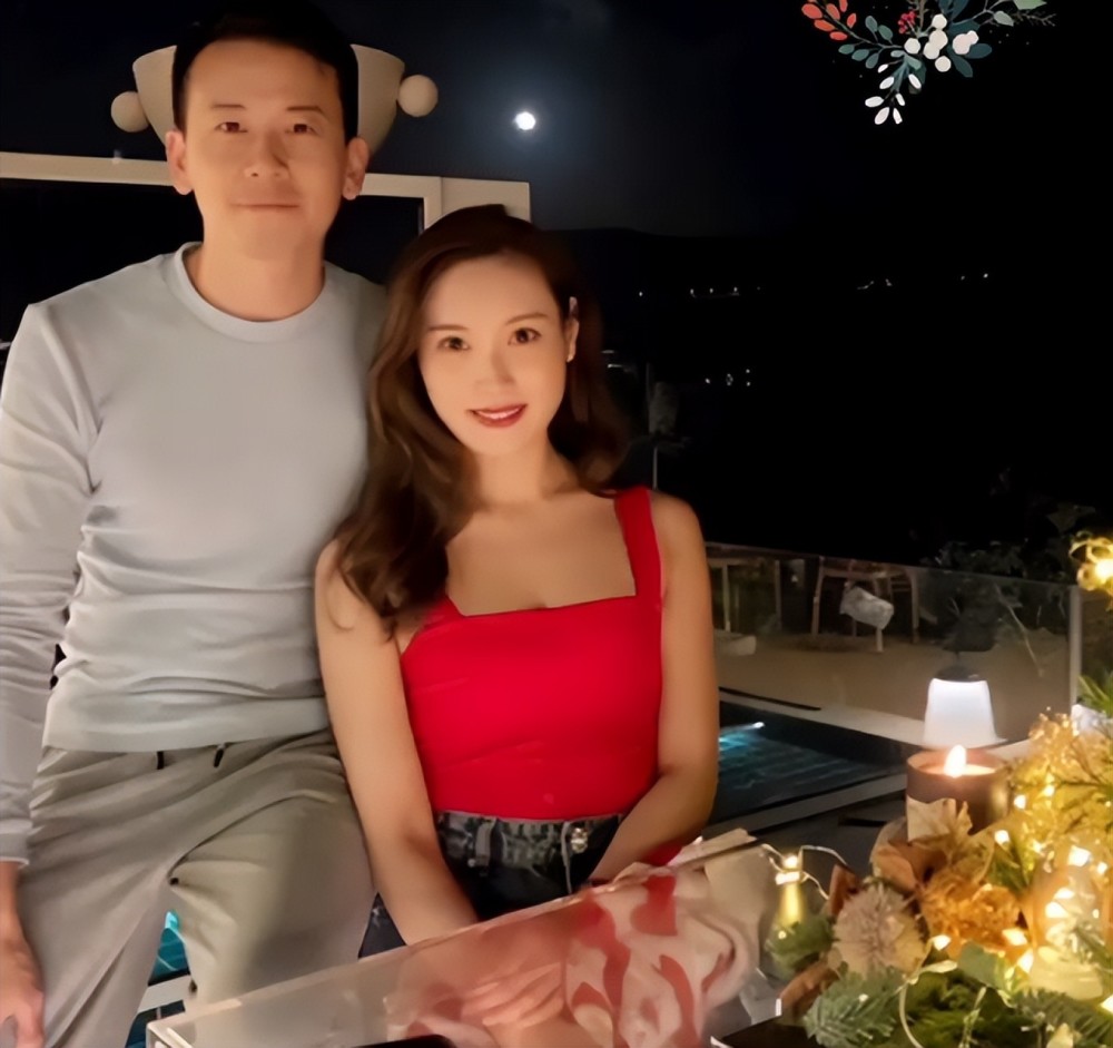 之后,她淡出荧幕,与陈宇琛合作开制作公司.