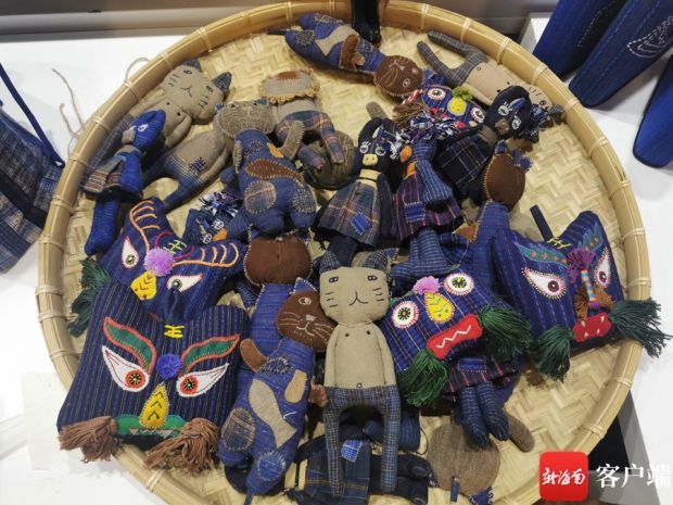 快来看看首届非遗传统织绣印染精品展土布做的工艺品