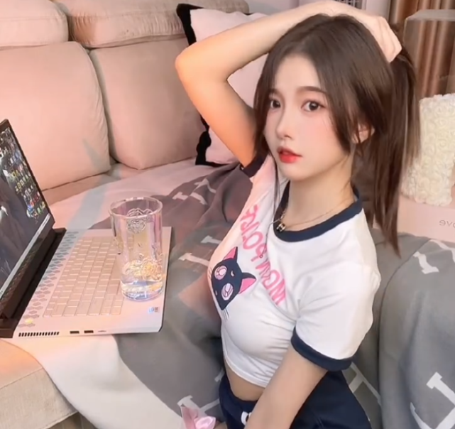 近日来自虎牙二次元主播小小奶瓶儿,她来了一波永劫无间的客串,上演了