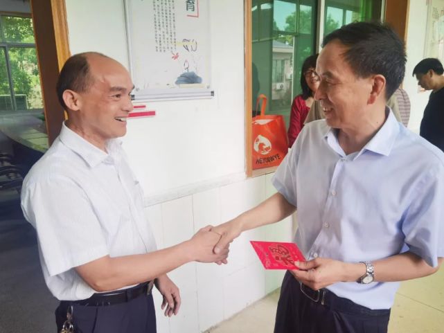 高新区科技副主任张志宏走访慰问党员.