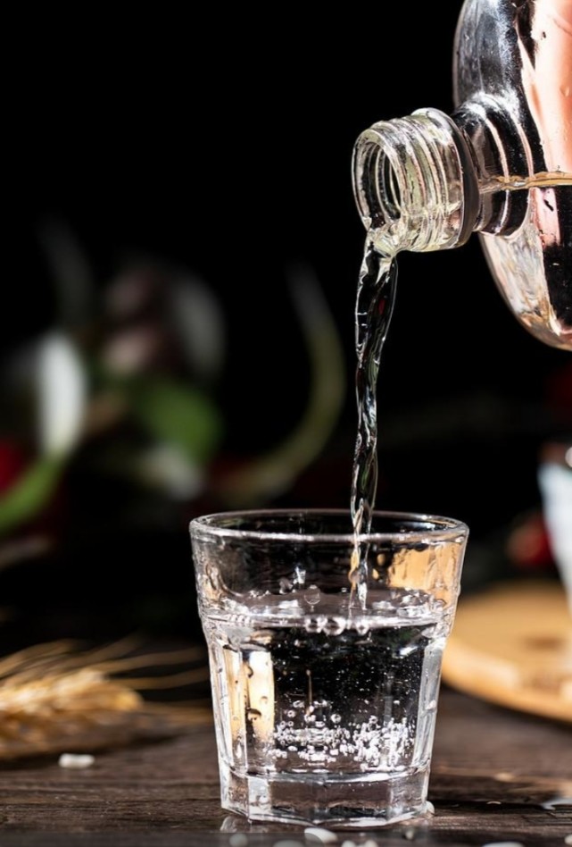 部分人认识酱香型白酒都是从飞天茅台开始,它每瓶酒中都配一对小酒杯