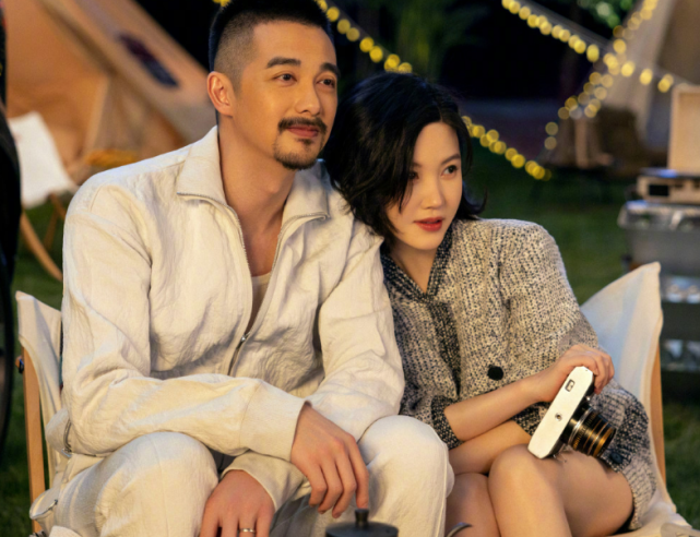 杨子姗当妈后富养女儿抱娃逛街母爱满满上万元婴儿车抢镜