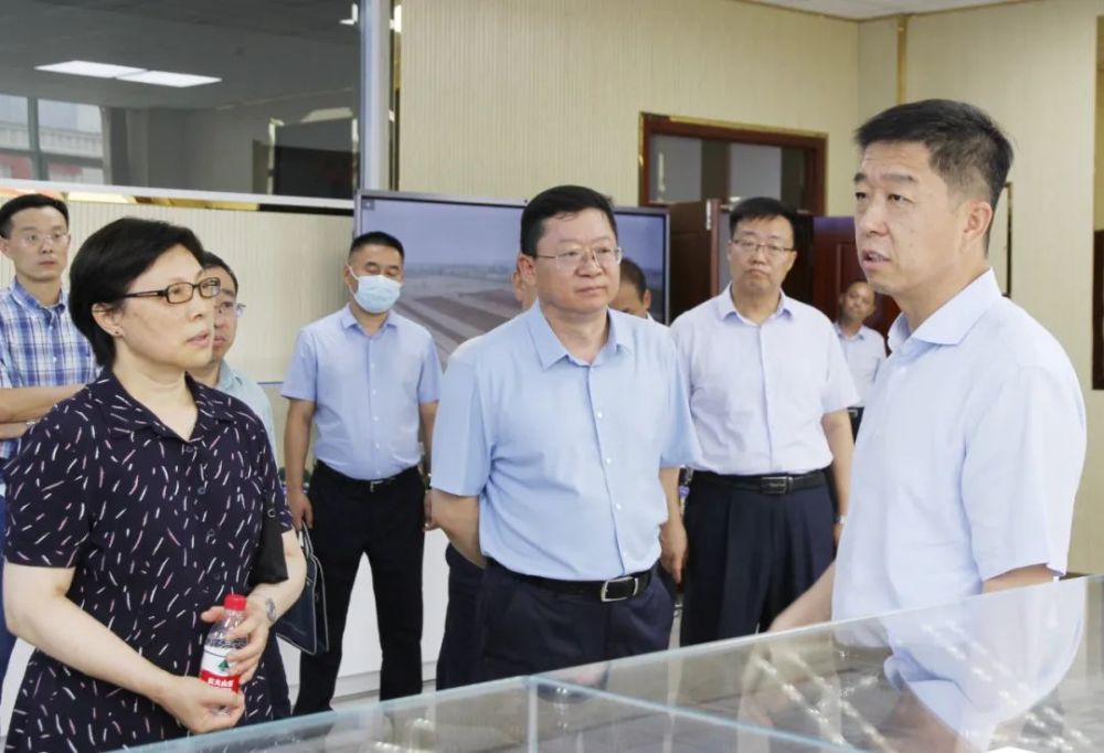 八师石河子市党委书记,八师政委鄂宏达(前排右一)在石河子大学机械