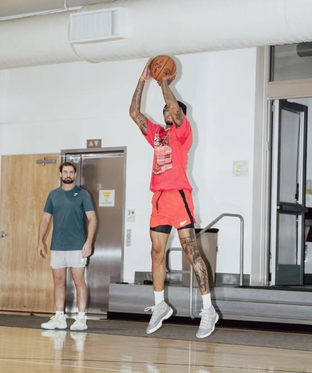 乌布雷晒夏季苦训动态眼神坚定三分场均命中提高09个真有效果