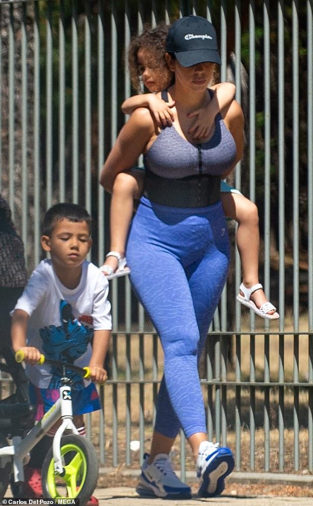 c罗28岁女友乔治娜遛娃轻松背4岁女儿前进健壮大腿充满力量