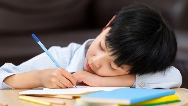 本来坐姿就不对,再加上现在的孩子作业量大,一坐就是好几个小时,日积