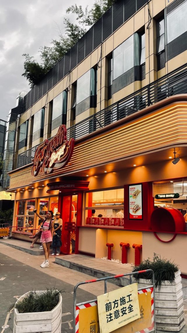 绿色纸袋子的热潮还没退,橙红色的汉堡店又火了,这些网红汉堡店你打过