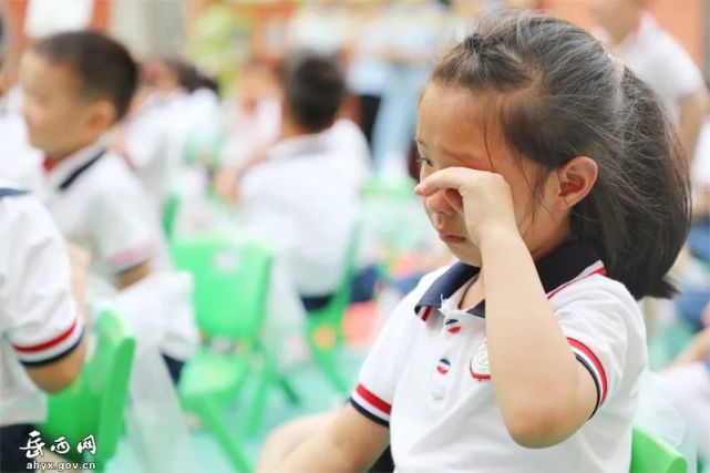 幼儿园毕业季!孩子们哭成泪人,这样的"真情流露"你怎么看?_腾讯新闻
