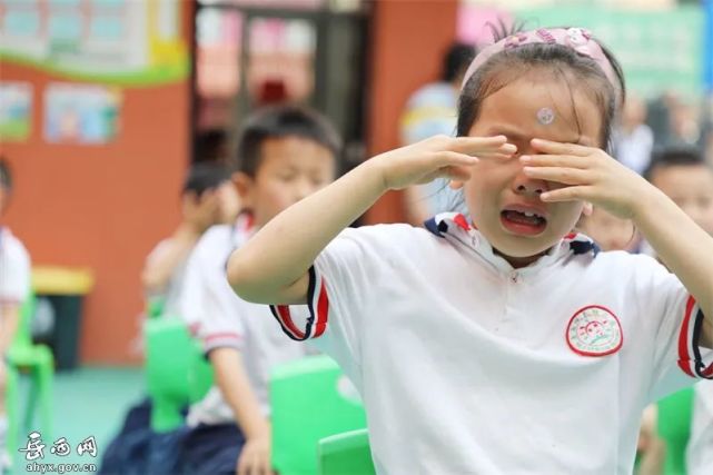 幼儿园毕业季!孩子们哭成泪人,这样的"真情流露"你怎么看?_腾讯新闻