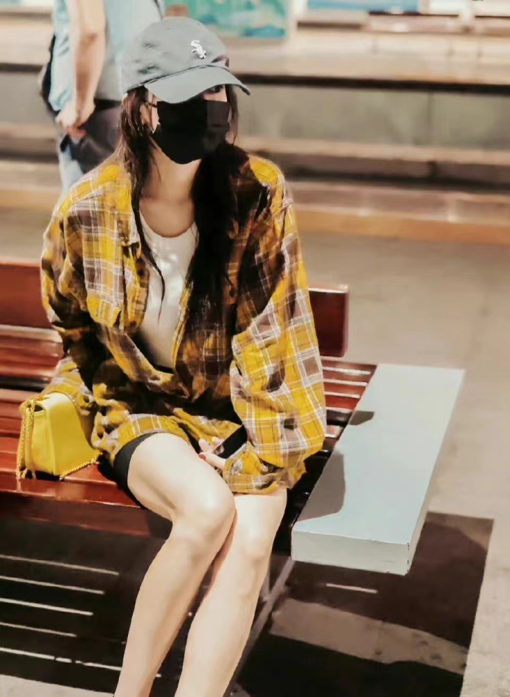 时尚女王杨幂,格子衬衫内搭白色t恤配黑色骑行裤,舒适又个性插图2