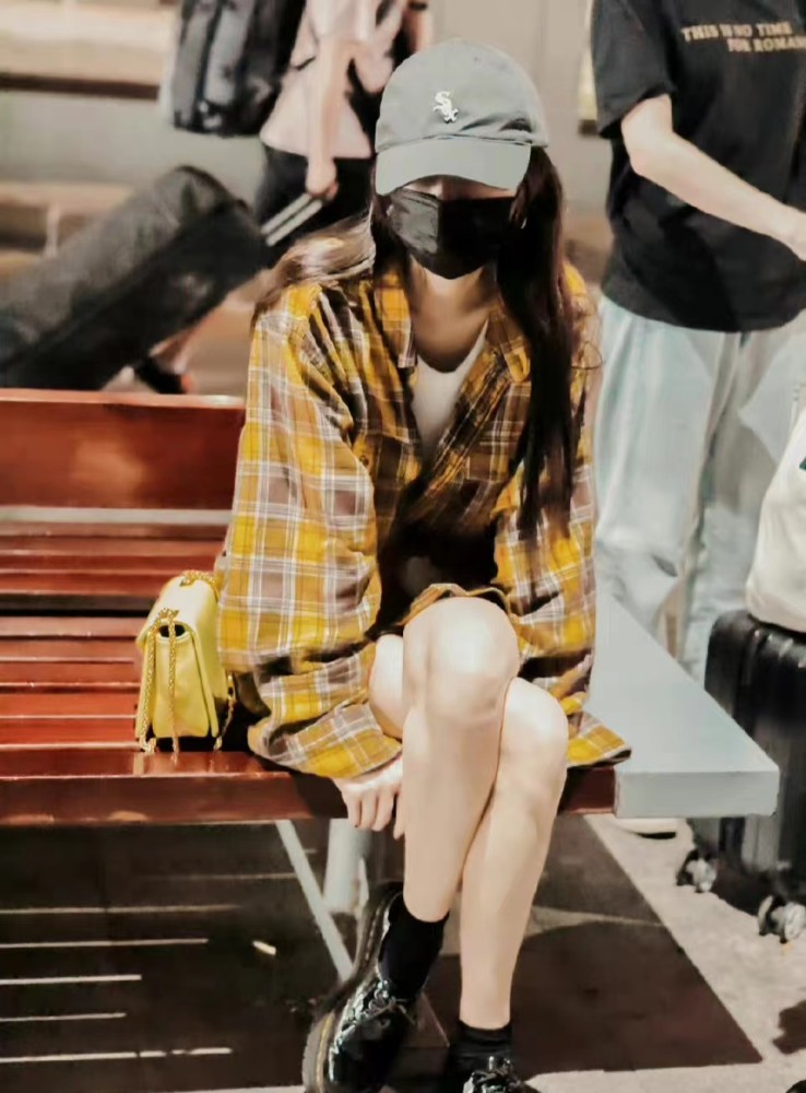 时尚女王杨幂,格子衬衫内搭白色t恤配黑色骑行裤,舒适又个性插图3