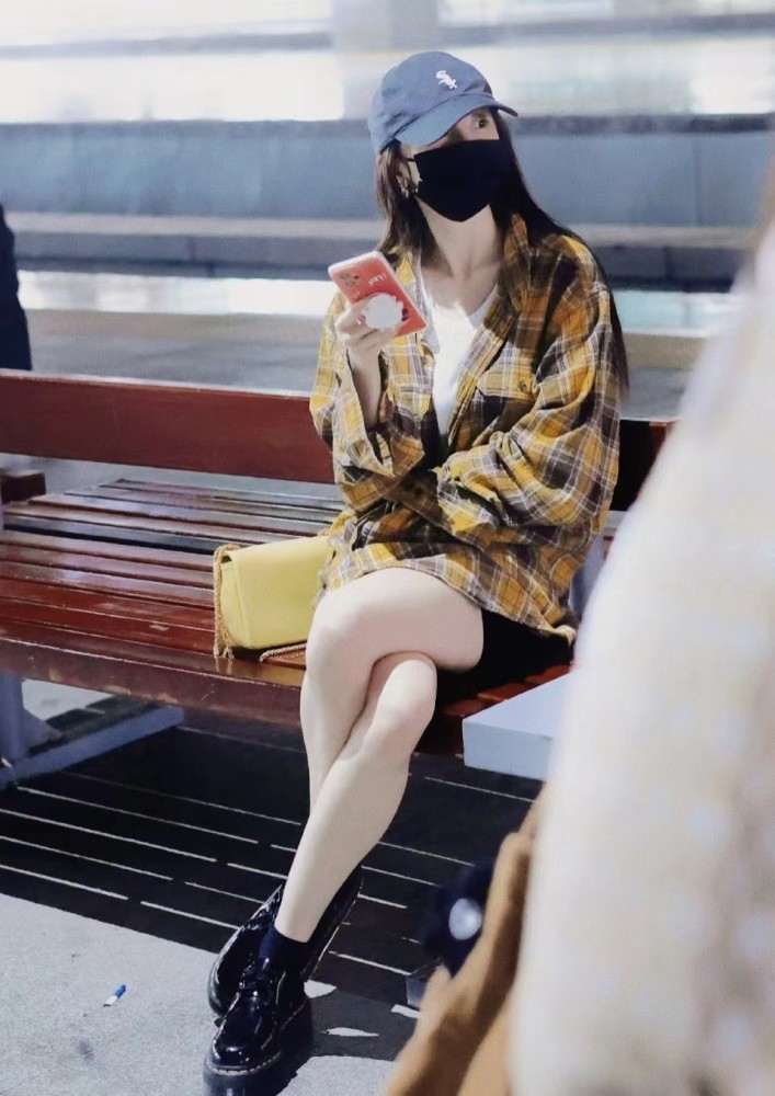 时尚女王杨幂,格子衬衫内搭白色t恤配黑色骑行裤,舒适又个性插图