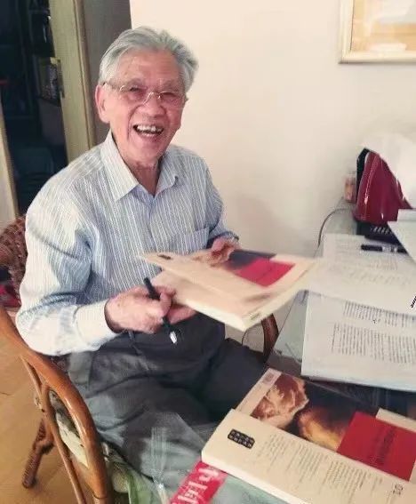 关于律师,张思之有过两个说法,他说"即使只能做一个花瓶,我也要在里面