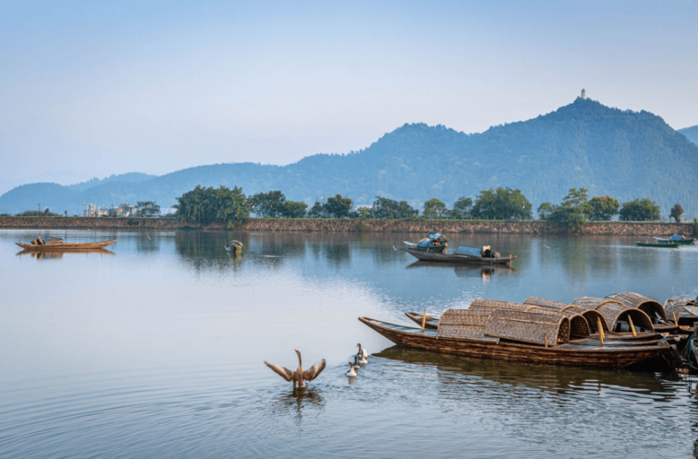 盈盈水波荡漾小桥流水,屋舍俨然三都三江口渔村是个安静的小自然村