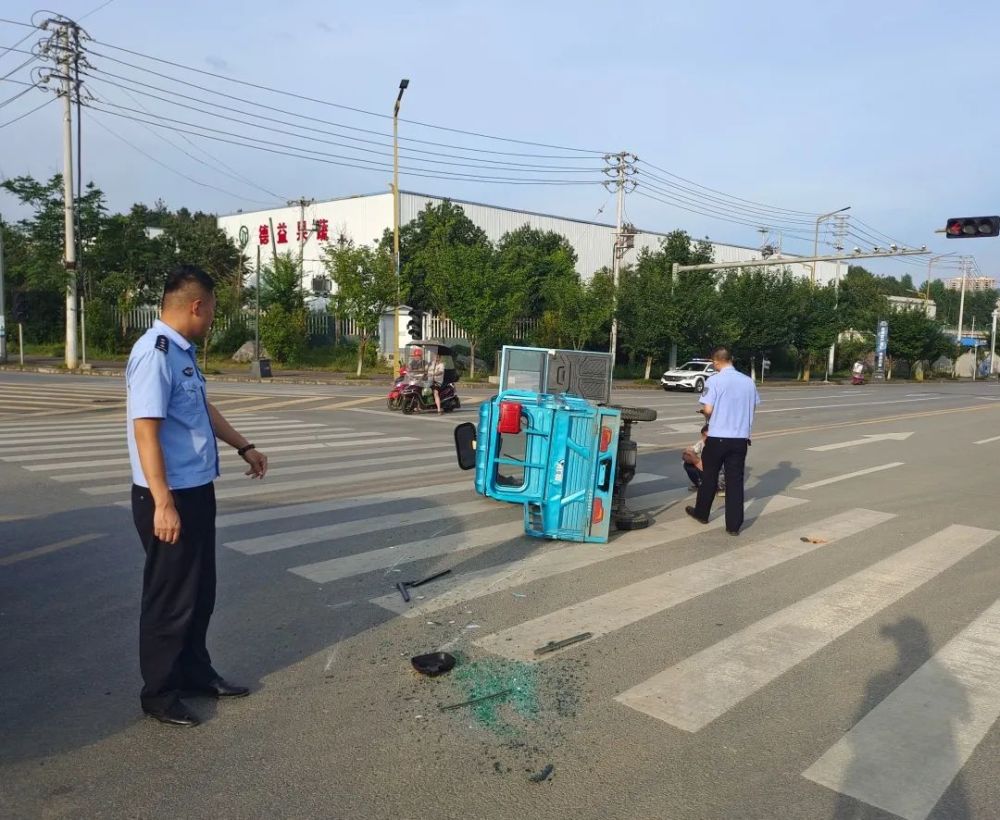 电动三轮车闯红灯,被撞还要担全责|守法知礼平安行_腾讯新闻