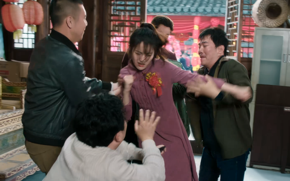 电视剧中的婚宴上酒过三巡,赴宴的万传家看中了何幸福的妹妹何幸运后