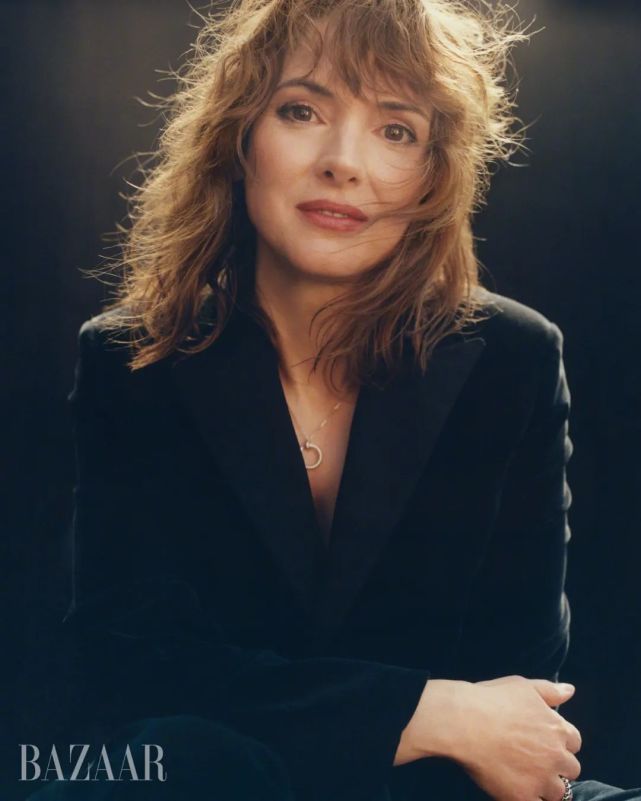 女星薇诺娜·赖德《时尚芭莎》封面大片,岁月沉淀从容淡然_腾讯新闻