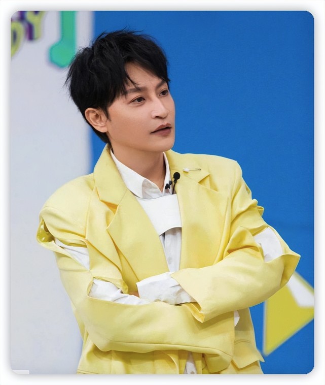 51岁陈志朋在路边热舞,穿紧身衣舞姿妖娆,肚腩胸部凸出被辣眼