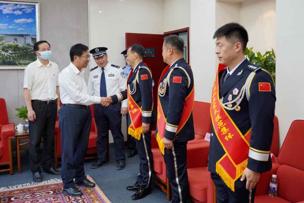 礼服,身披红色绶带的公安英模代表及因公牺牲民警亲属,赵文泉动情地说