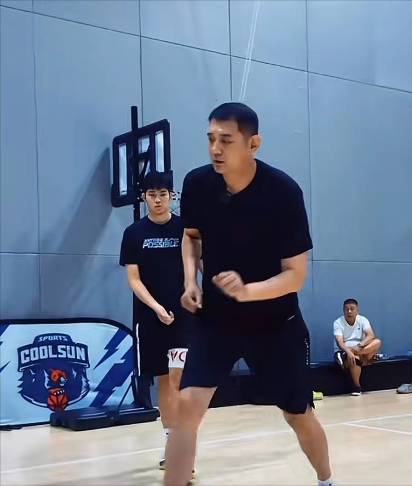 巩晓彬的两个儿子分别是大儿子巩俊青,19岁,他目前体育名校山东体育