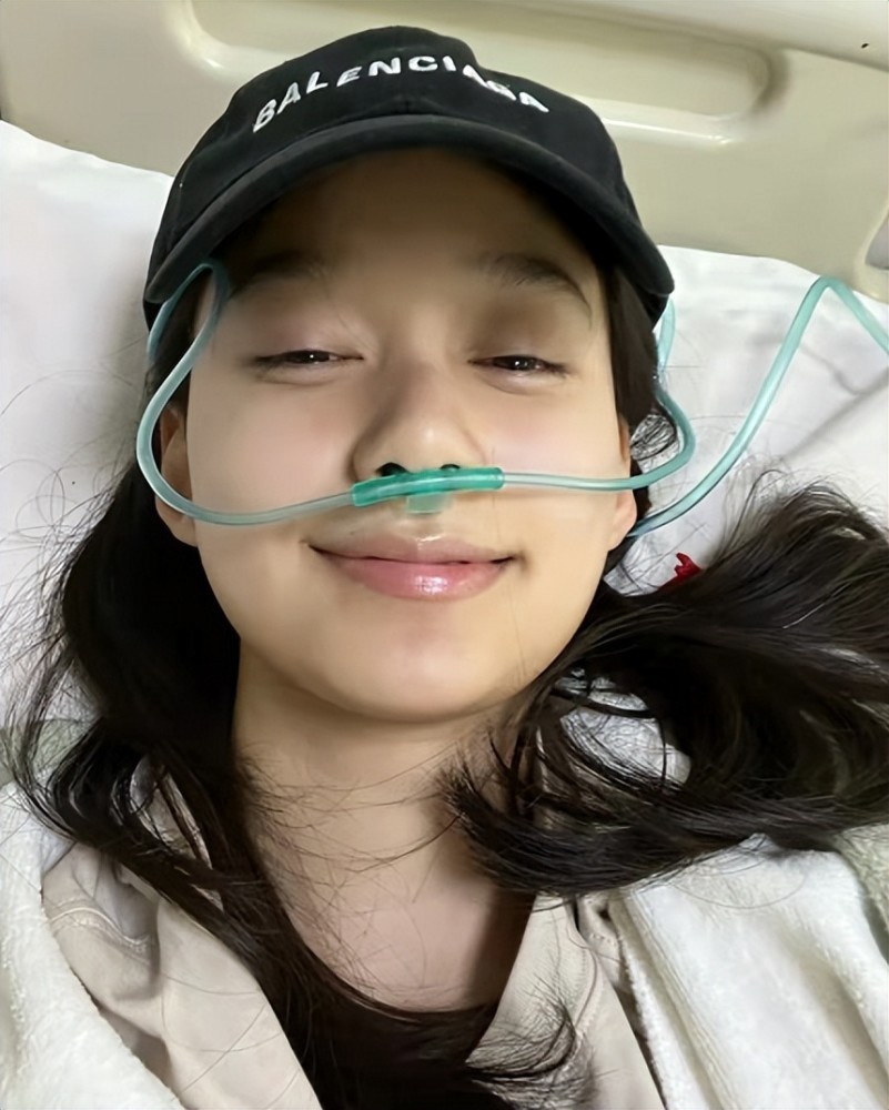 女星夏梦因高反入院鼻子插氧气管躺在床上对镜头比耶很乐观
