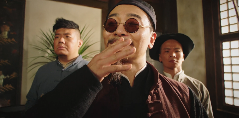 把葛掌柜吓得一愣一愣的,赶紧开仓放粮没几天赵大旗又要打抱不平,城里