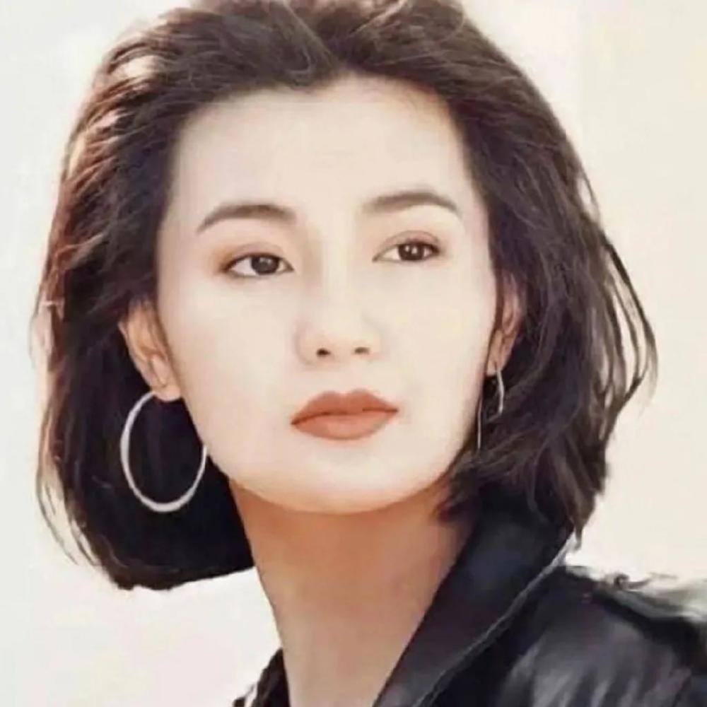 蓬松的波浪卷发一定不能少,针对上了年纪的女性,可以参考张曼玉这款