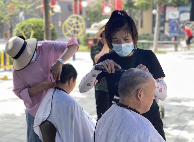 有义诊,有义剪,观音阁街道便民服务暖人心通讯员 梁园园 记者 汪泷