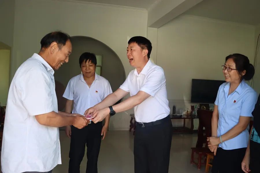 "……向阳一行先后来到困难党员朱继春,老党员钱立平家中,与其聊生活