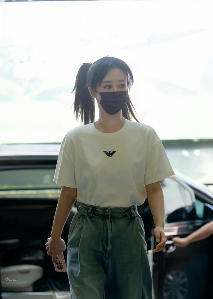 不少网友表示:"要双马尾要小辫子要仙女裙要小吊带要jk","杨紫啊,下班