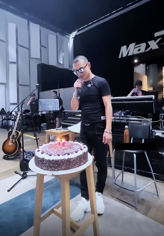 51岁汪峰生日罕晒全家福!大女儿像极前妻,章子怡疑喝多面露不快