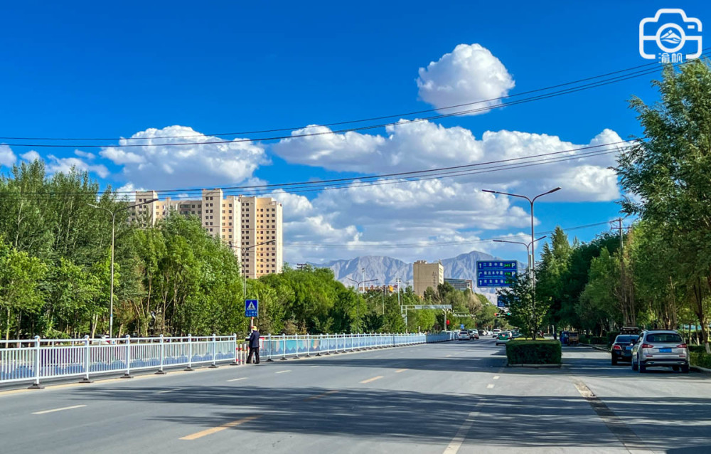 格爾木因路而生,因路而興,現在已經建成為青海省僅次於省會西寧的第二