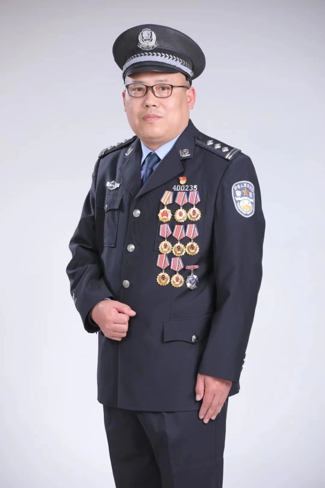 50岁的温建富由此成了所里工作最久的警察