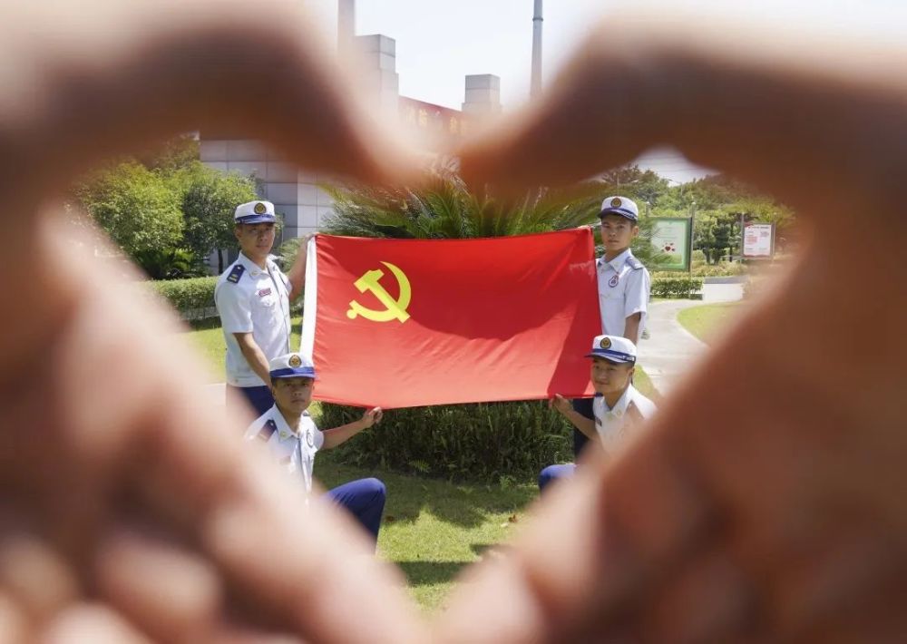 七一献礼今天我与党旗合个影向党表白