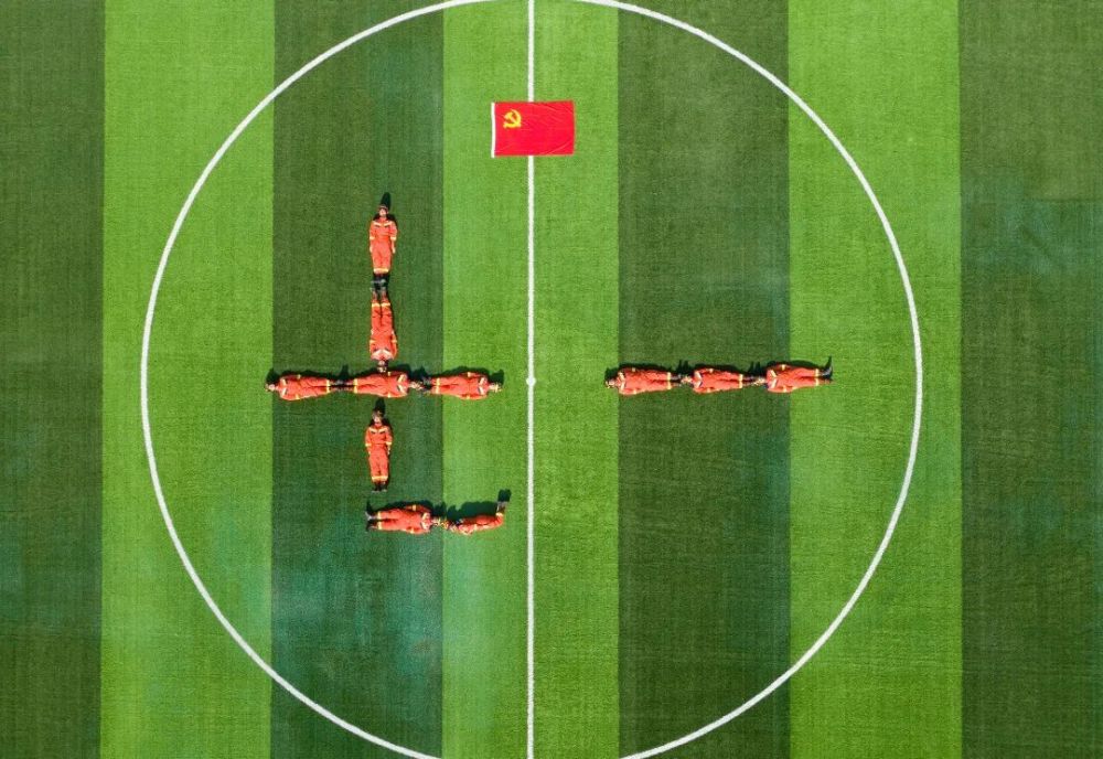 七一献礼今天我与党旗合个影向党表白