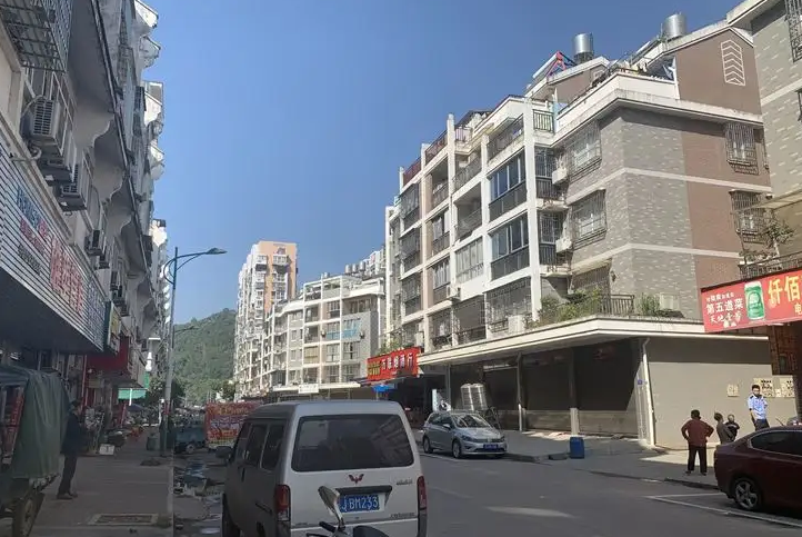 隸屬於福建省寧德市福安市,地處福安市西南部,東與溪柄鎮,賽岐鎮為鄰