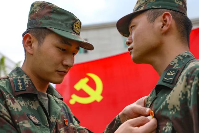 佩戴党徽政治生日座谈会主题党日签名等活动在浓厚的仪式感中厚植举