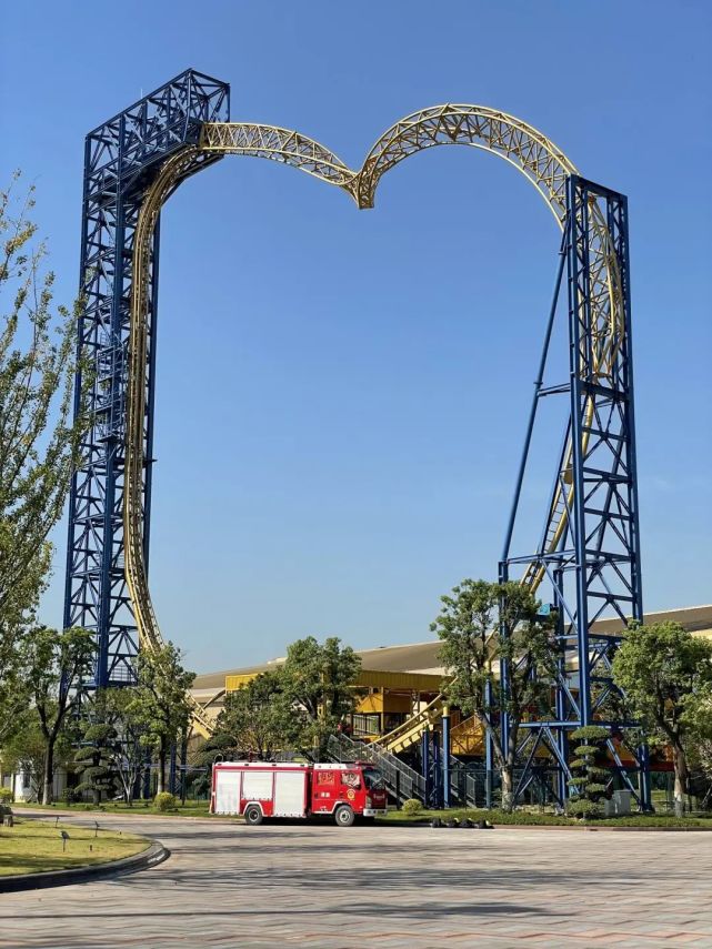 南京一过山车垂直悬挂!原来是被小孩按了这个键