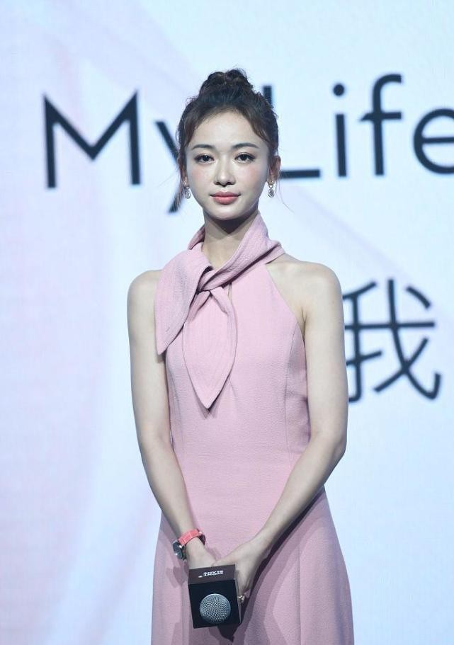 吴谨言的瘦小身材还挺适合露肩,看着清新又俏皮,挺显气质的_腾讯新闻